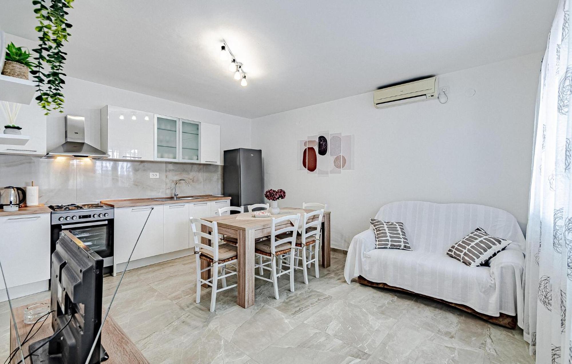 Stunning Home In Crnja Luka With Wifi Prigradica Extérieur photo